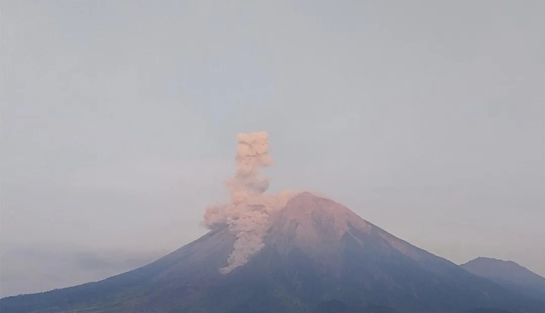 印尼塞梅鲁火山突然喷发，或对当地航空运输造成影响