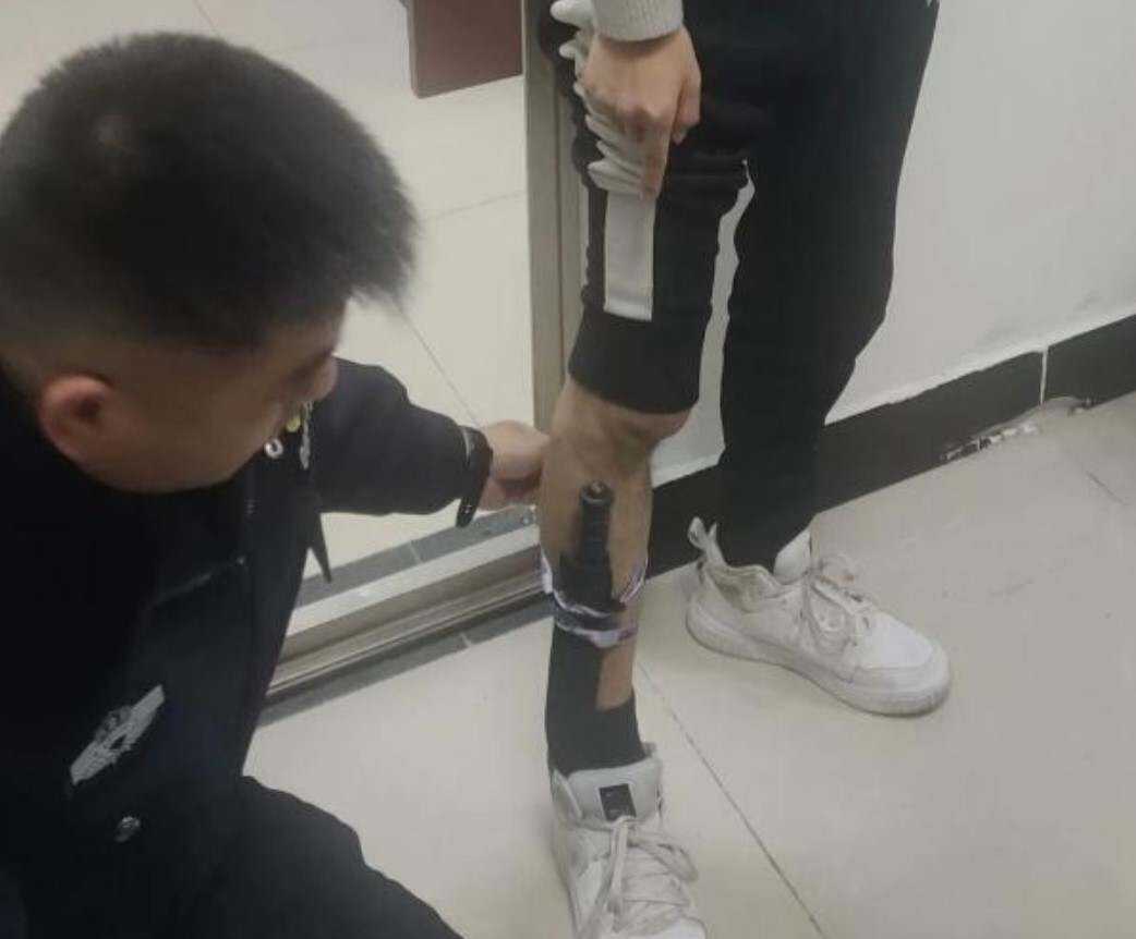 通辽机场一男子将刀绑在小腿处欲蒙混过关登机