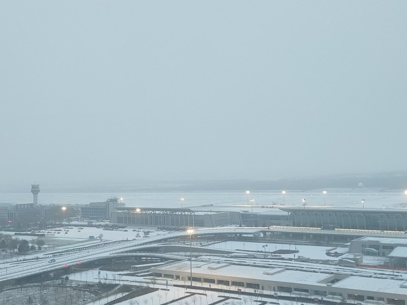 宁夏空管分局气象台观测室积极应对冬季初雪保障航班安全