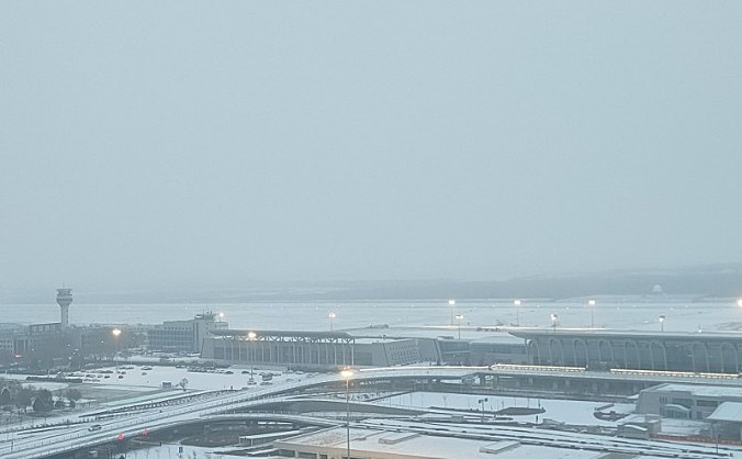 宁夏空管分局气象台观测室积极应对冬季初雪保障航班安全