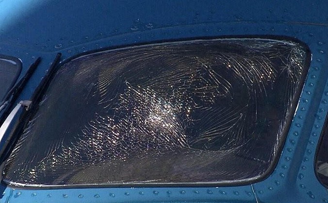 越南航空一航班飞行途中驾驶舱挡风玻璃开裂