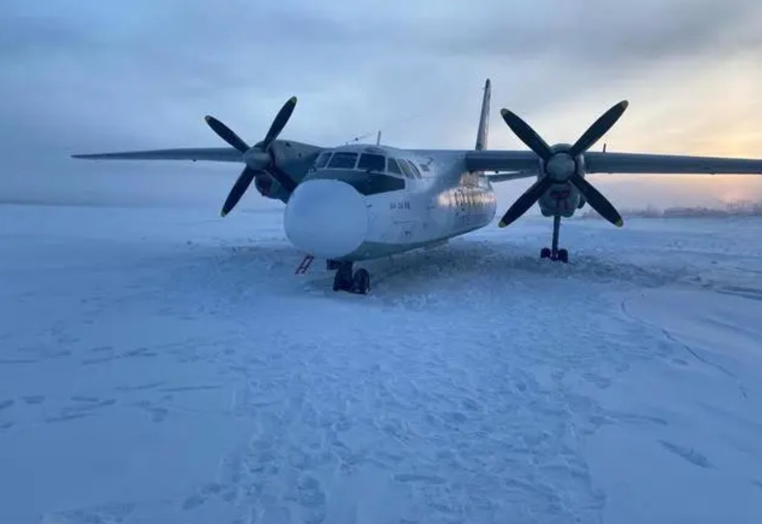 俄罗斯远东地区一客机降落在冰冻河面