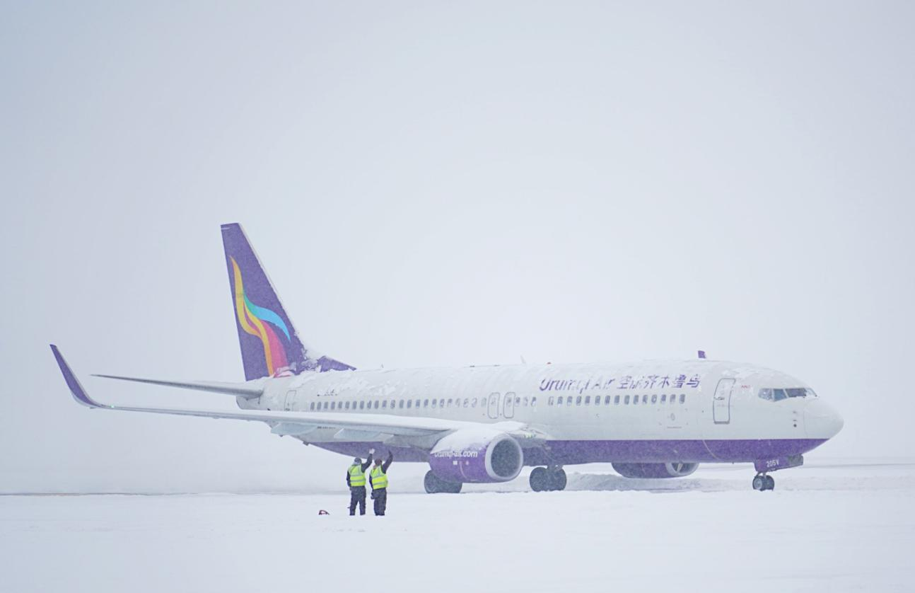 大雪天气，乌鲁木齐航空全力保障航班安全运行