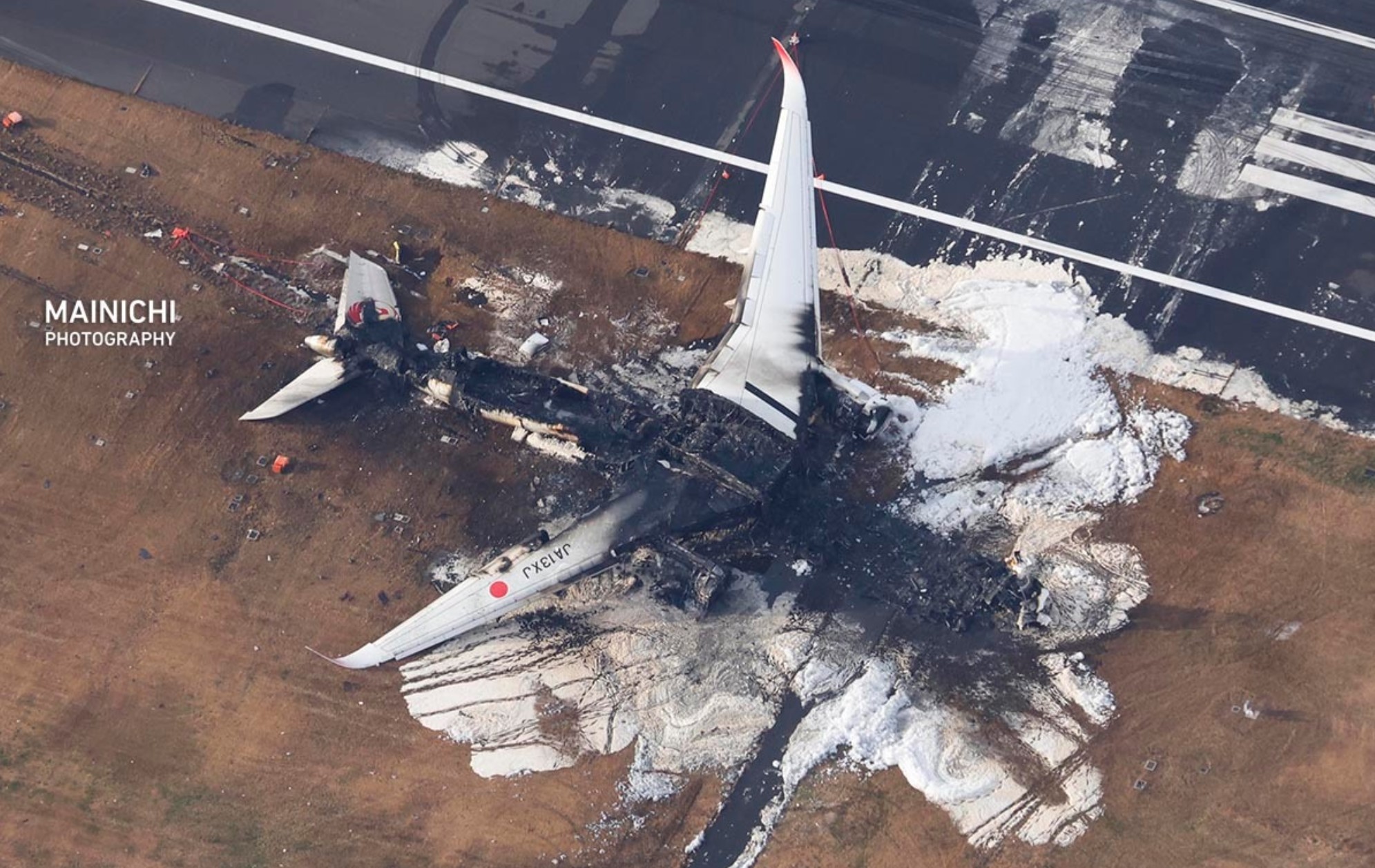 日航客机相撞起火后残骸：机身变焦黑废墟 仅剩机翼机尾较明显
