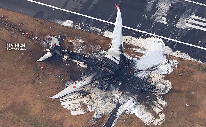 日航客机相撞起火后残骸：机身变焦黑废墟 仅剩机翼机尾较明显