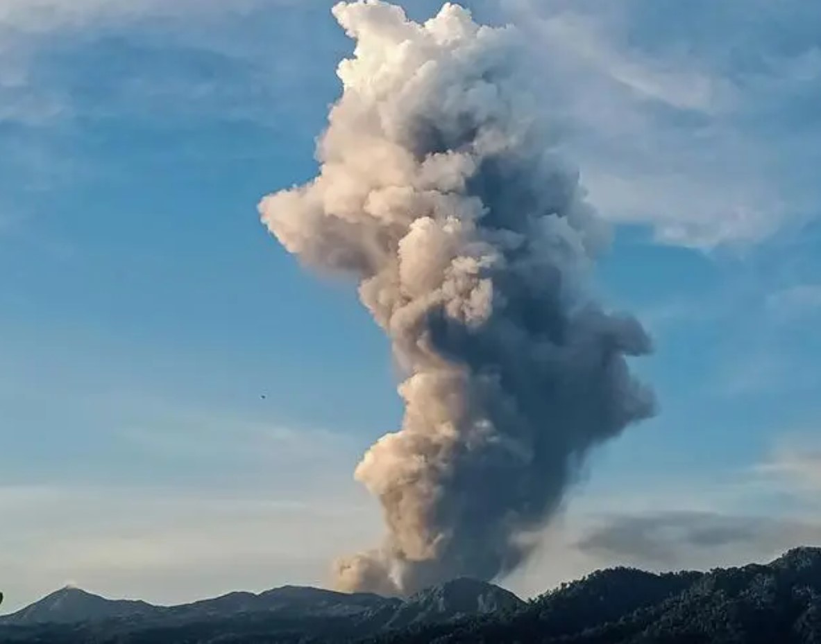 印尼一火山喷发，附近机场关闭航班取消