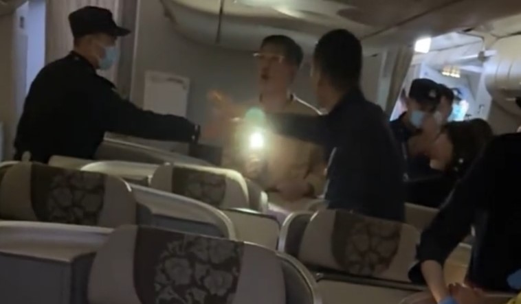 男子和机组起争执致300人延误改签，网友：机闹为什么不拘留？