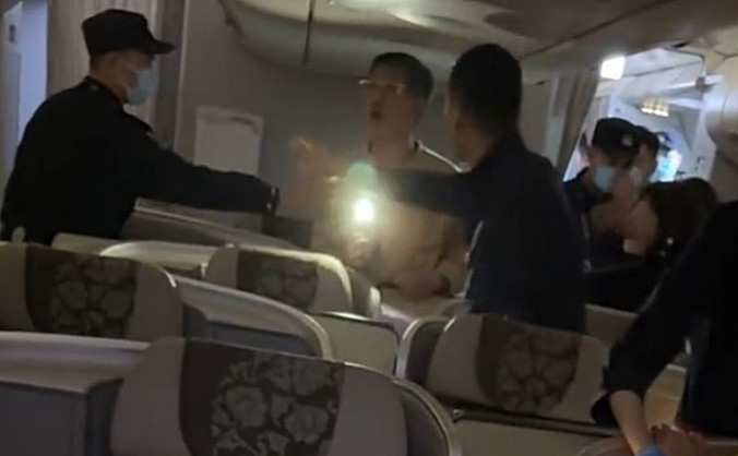 男子和机组起争执致300人延误改签，网友：机闹为什么不拘留？
