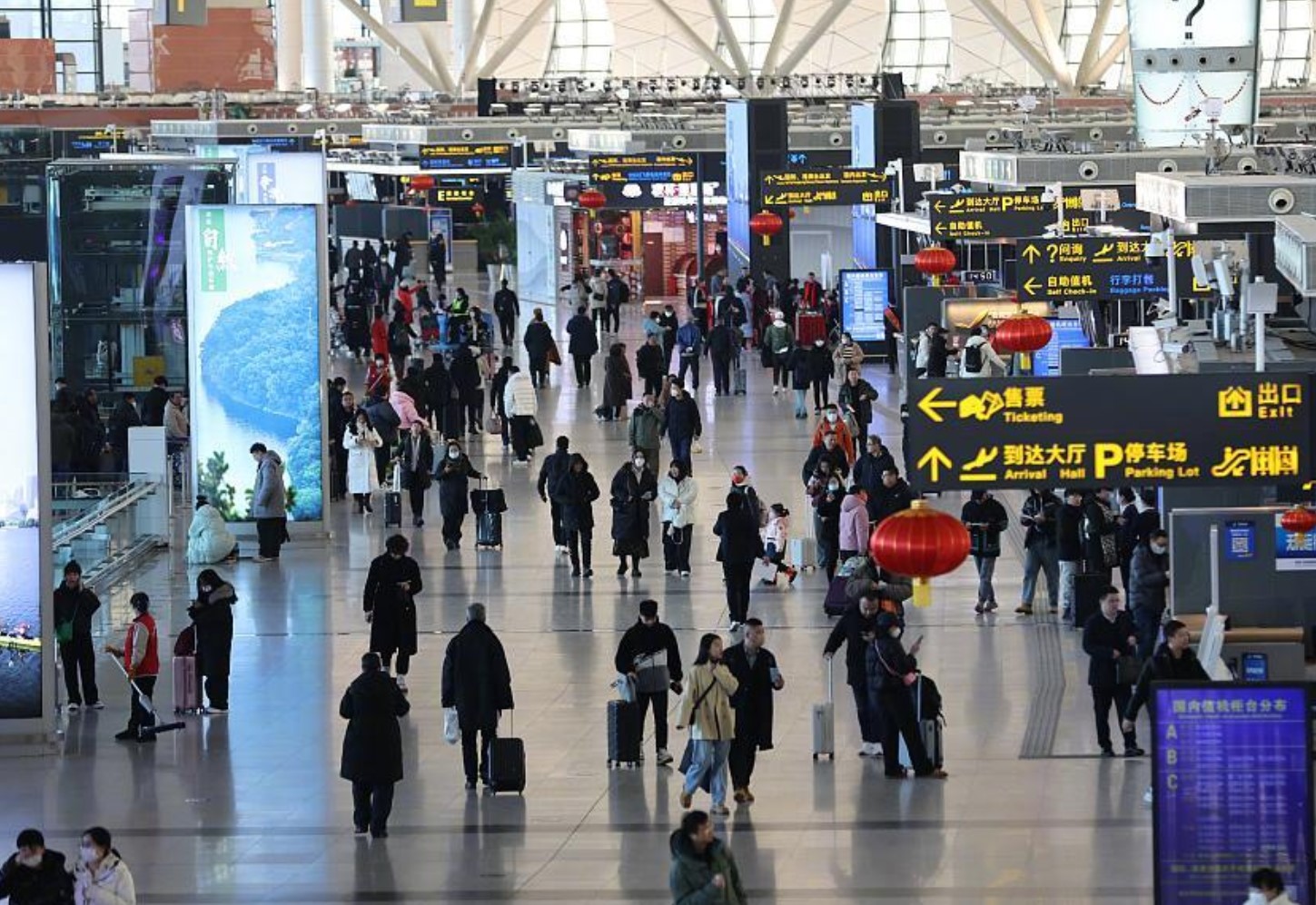 2023 年民航共完成旅客运输量 6.2 亿人次，航班正常率达 87.8%