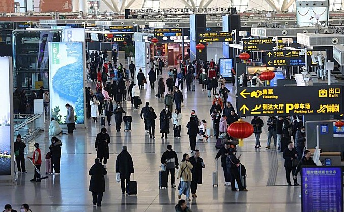 2023 年民航共完成旅客运输量 6.2 亿人次，航班正常率达 87.8%