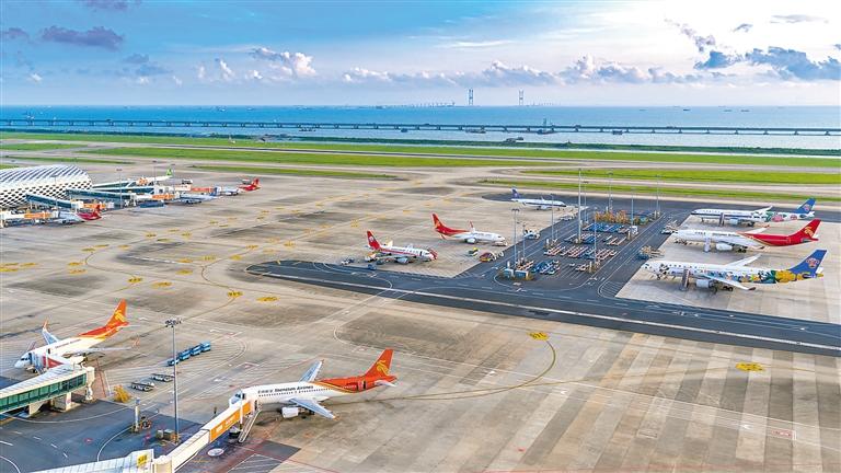 恢复和新开22条国际航线，每周出入境客运航班超670班，深圳国际航线覆盖五大洲