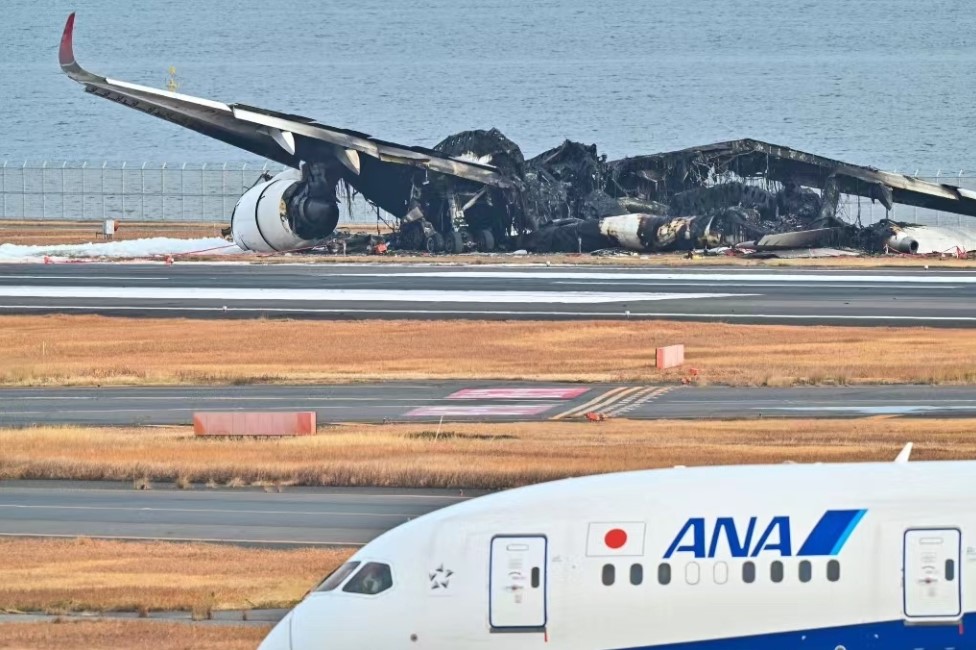 东京羽田机场开始清理日航飞机的残骸