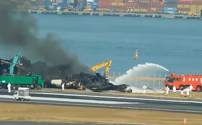 日本撞机事故飞机残骸再冒浓烟