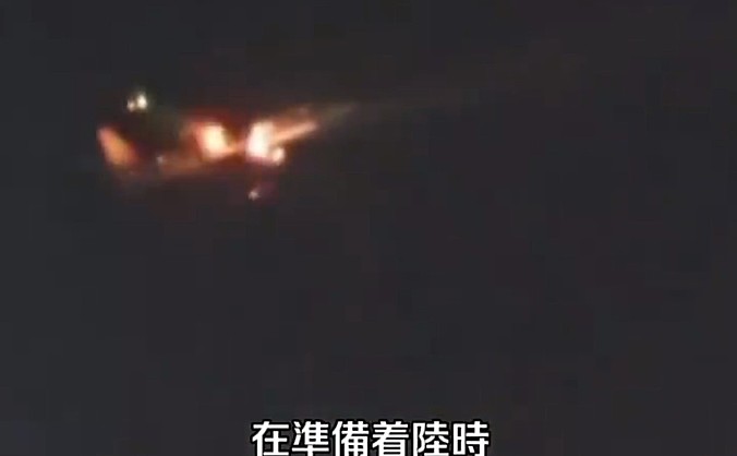 韩国一客机遭鸟击致发动机起火