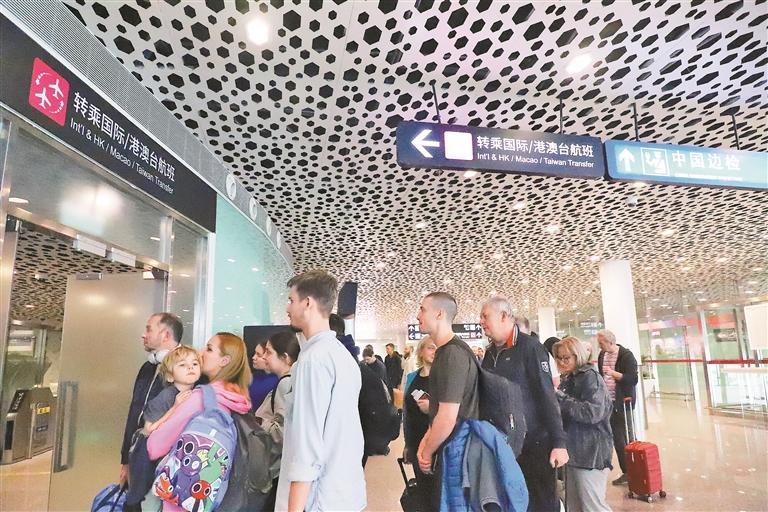 深圳机场昨迎首批过境免检旅客