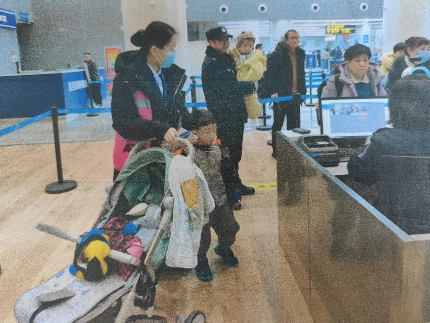 机场温情时刻：民警抱起小孩，帮扶老人