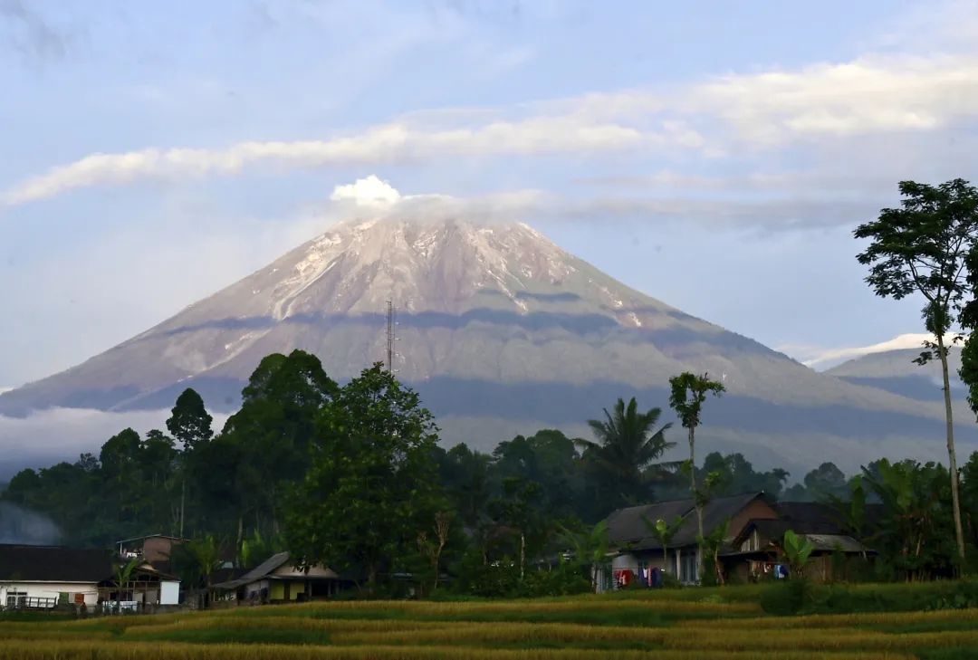 受塞梅鲁火山喷发影响 印尼东爪哇省一机场临时关闭