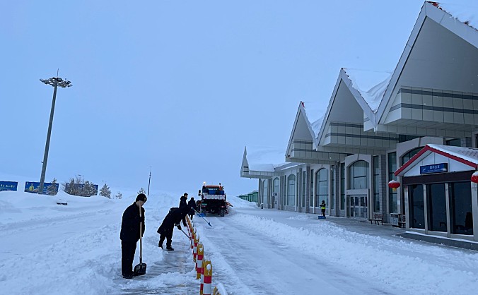 喀纳斯机场各部门积极应对强降雪天气