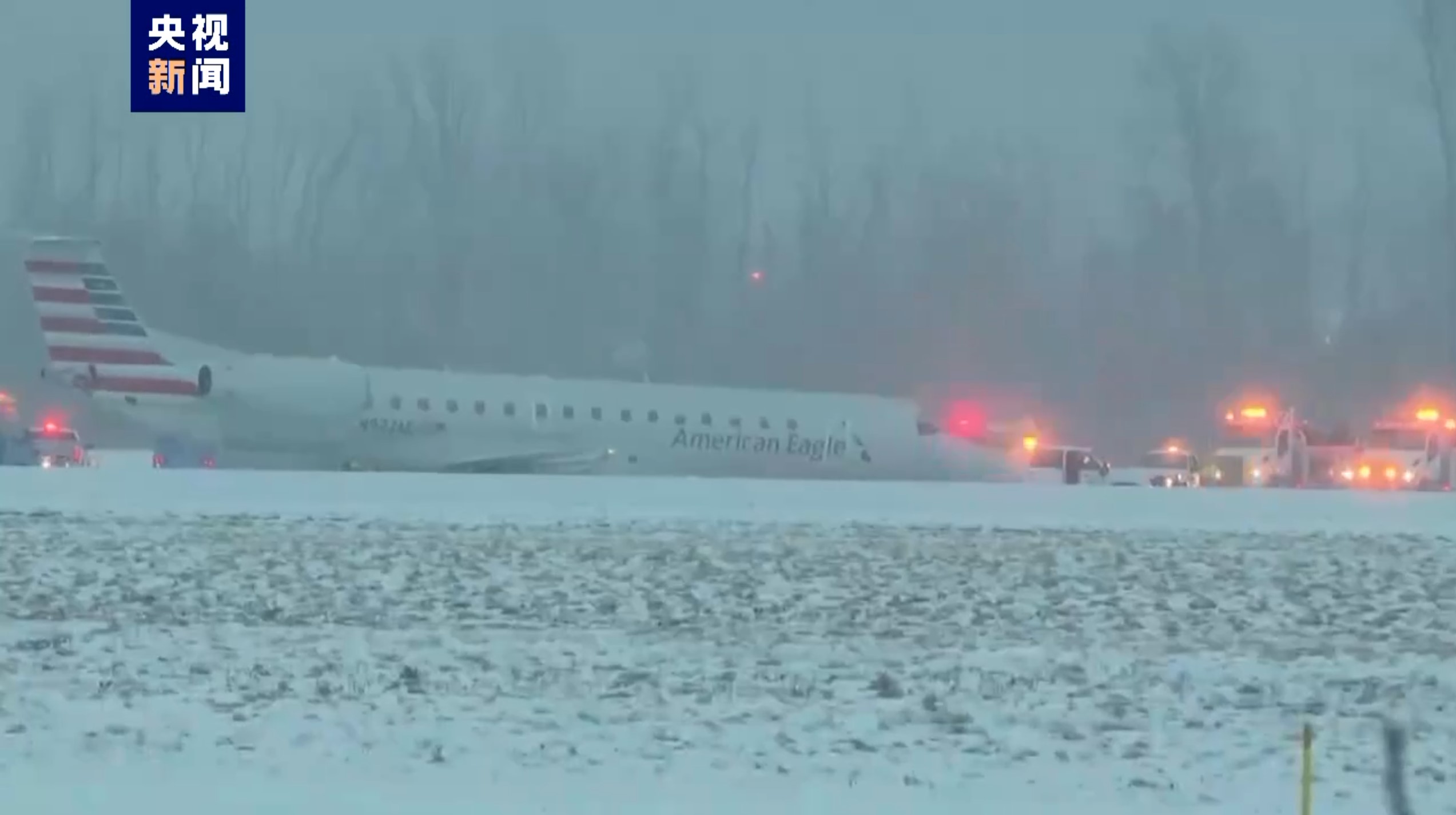 美国一客机降落时滑出跑道 无人员伤亡