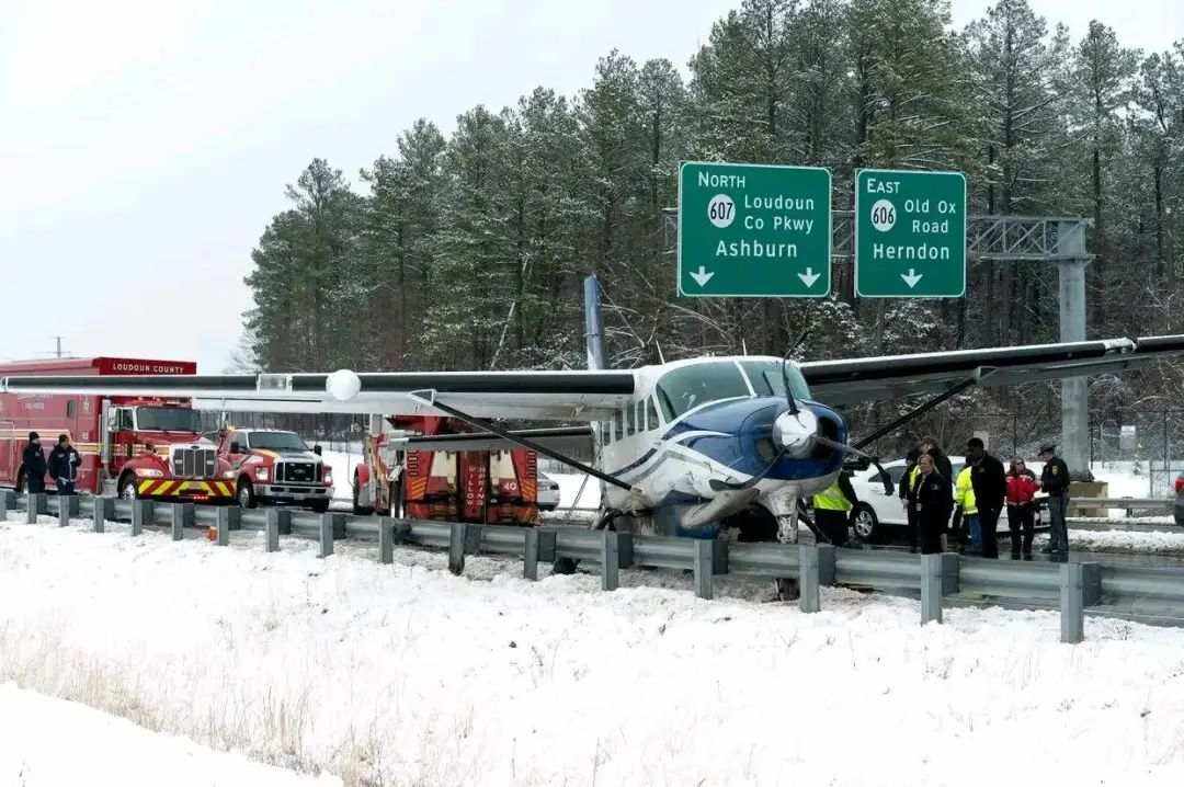 美國載7人飛機緊急迫降高速公路