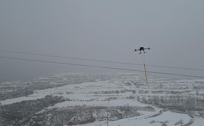 山西超特高压线路首次使用无人机带电除冰
