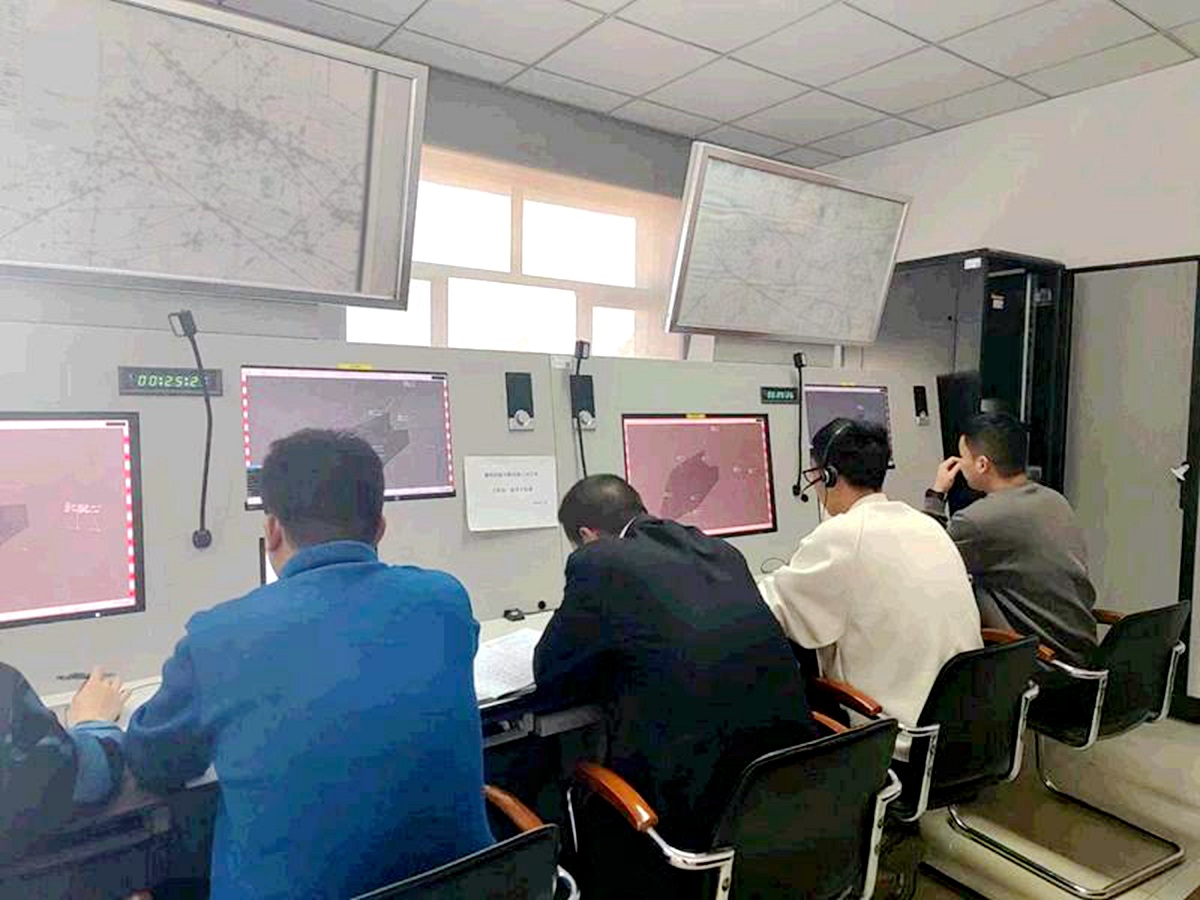 新疆空管局阿克苏空管站管制运行部组织开展模拟机特情专项训练