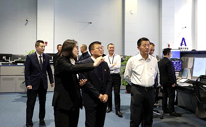 乌鲁木齐国际机场分公司总经理杨洪峰一行赴新疆空管局空管中心开展现场交流活动