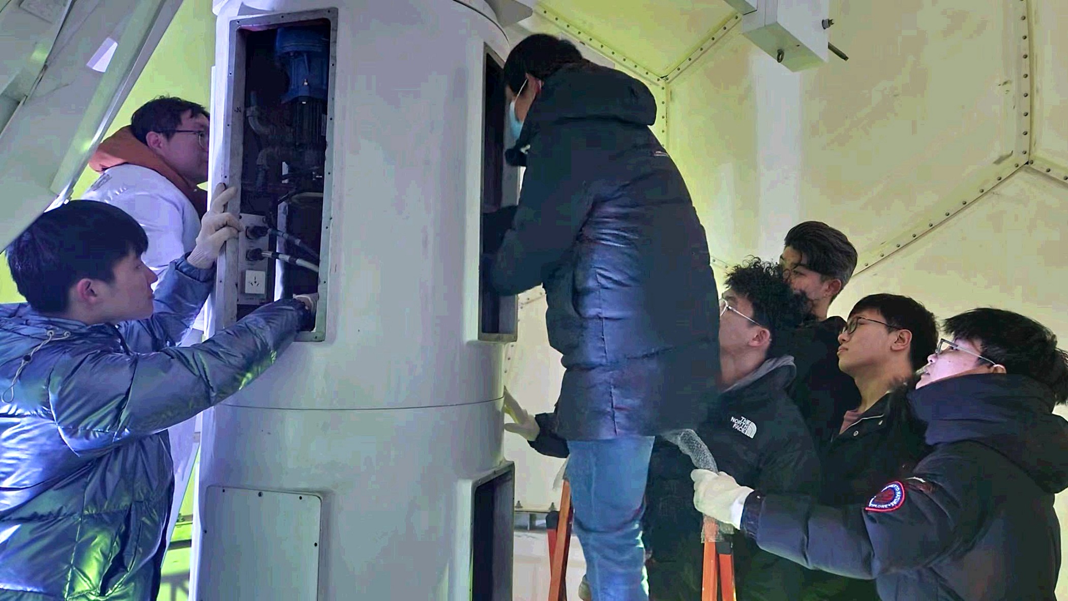 新疆空管局空管中心气象中心完成多普勒天气雷达汇流环更换工作