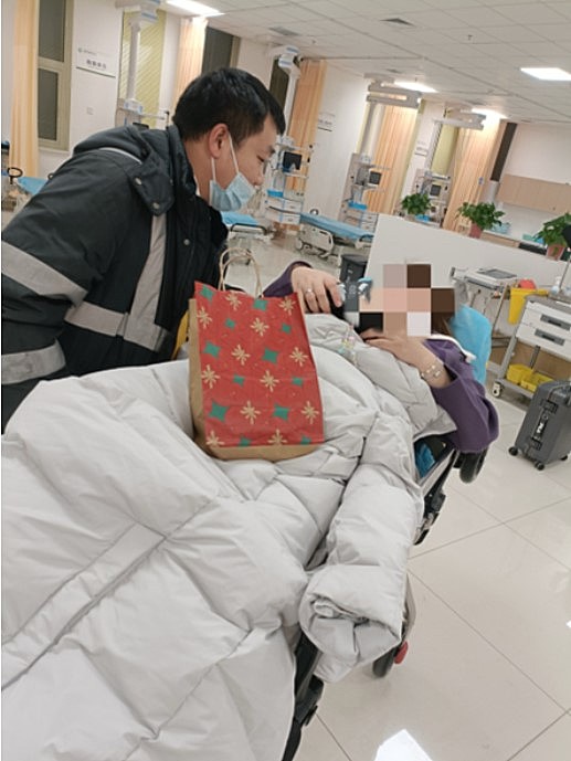 天津航空工作人员充当机上病发旅客“临时家属”陪同就医 护航旅客春运行