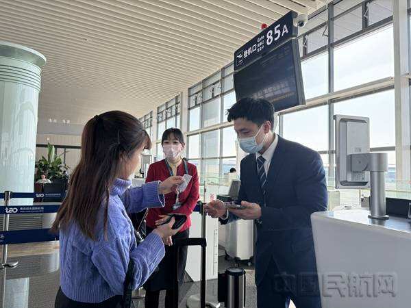 青島膠東國際機場實現出境旅客無紙化通關