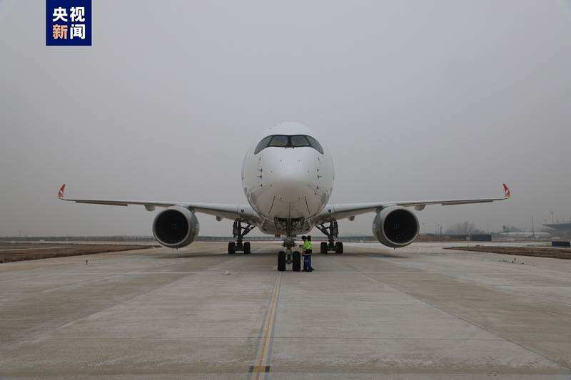 今年首架入境總裝空客A350飛機今日抵津