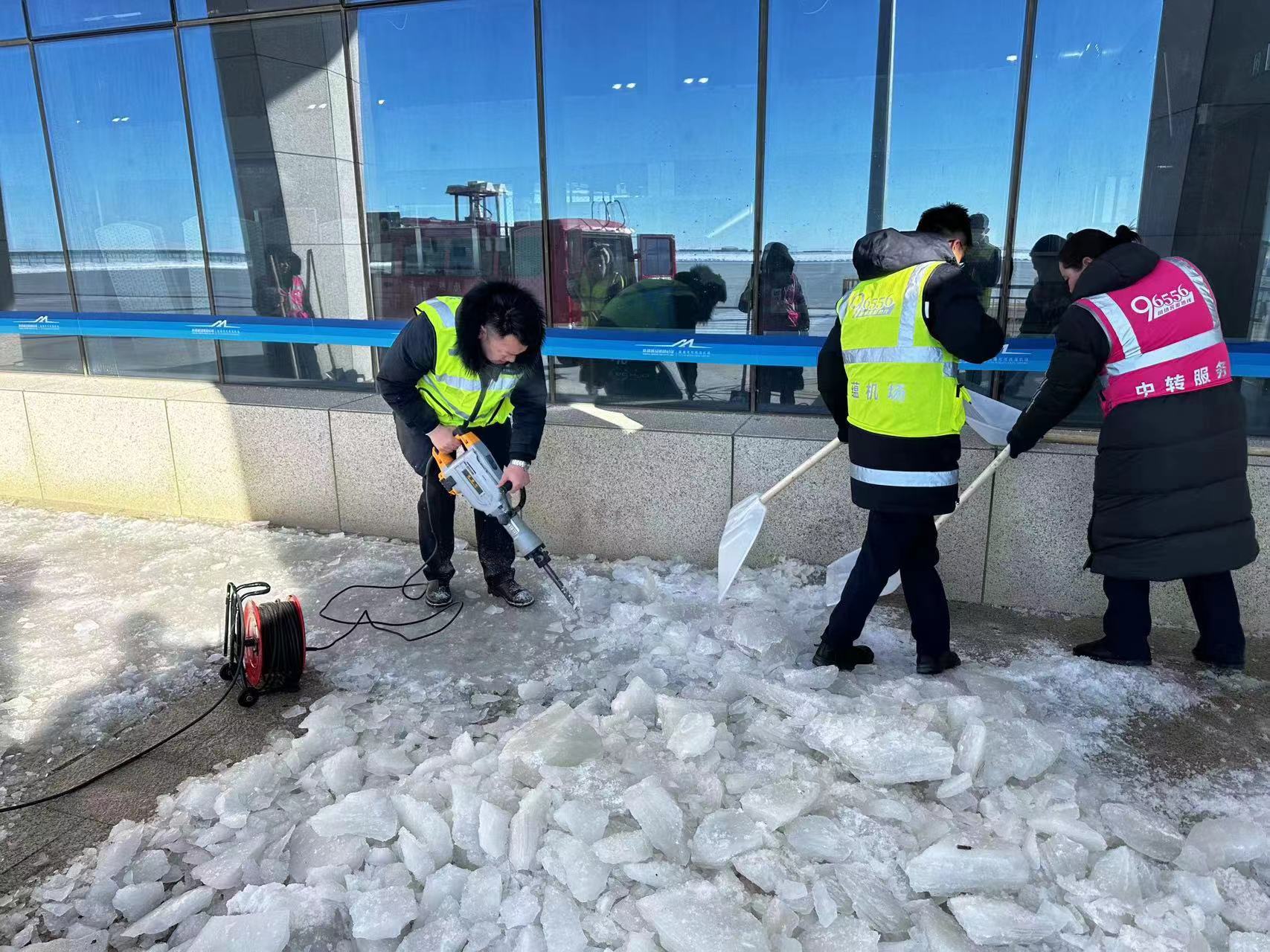 富蕴机场员工除冰行动：守护安全，共克时艰
