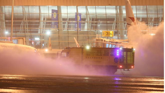 武汉天河机场全力应对冰雪天气保障旅客平安出行