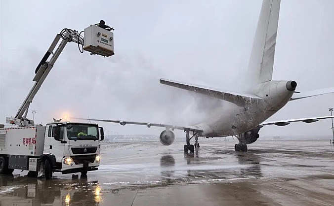 花湖机场凌晨除冰雪，客货运秩序已恢复
