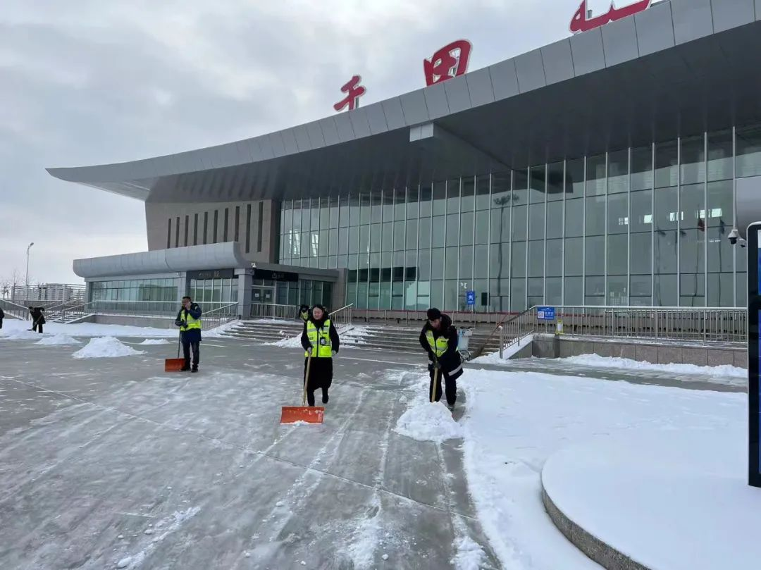 于田机场雪后清雪 保航班安全