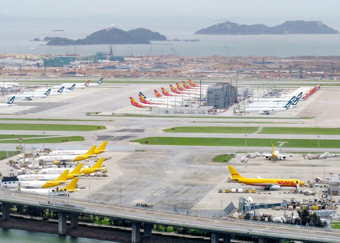 香港机场一拖车人员疑跌出车外遭飞机碾轧身亡，司机同事被拘捕调查