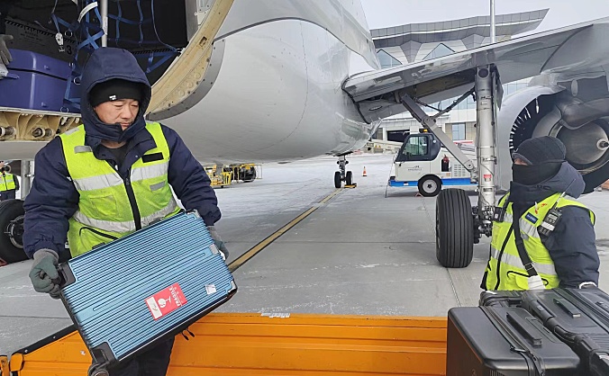 阿勒泰雪都机场配备高清工作记录仪，全程记录航班保障流程