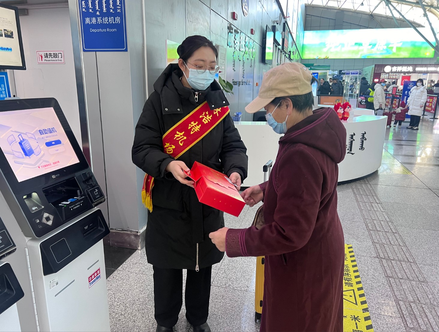 锡林浩特机场喜迎新春—送旅客新春礼盒