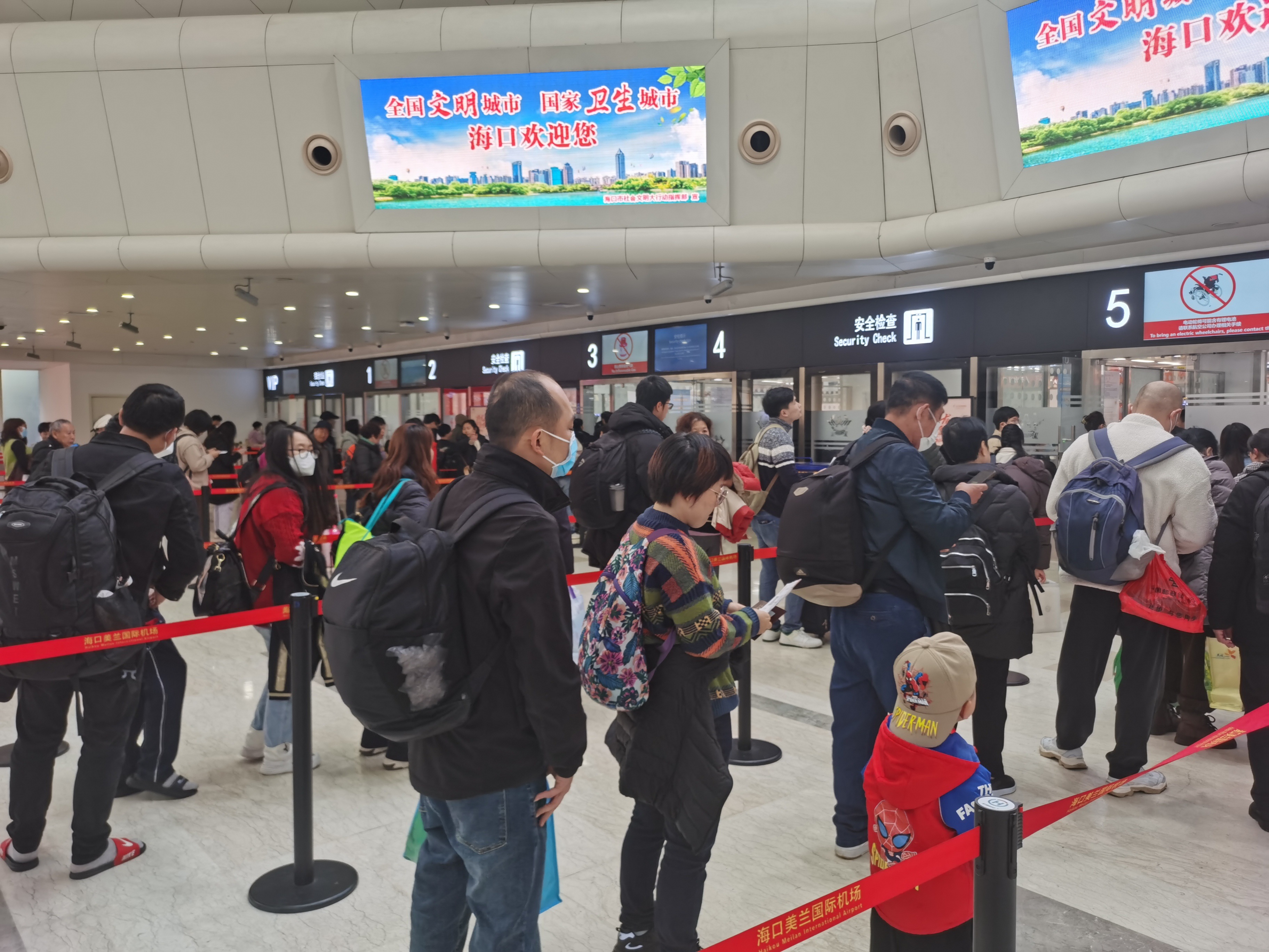新春走基层 | 美兰机场安检员：守安全检查红线，添旅客服务温度