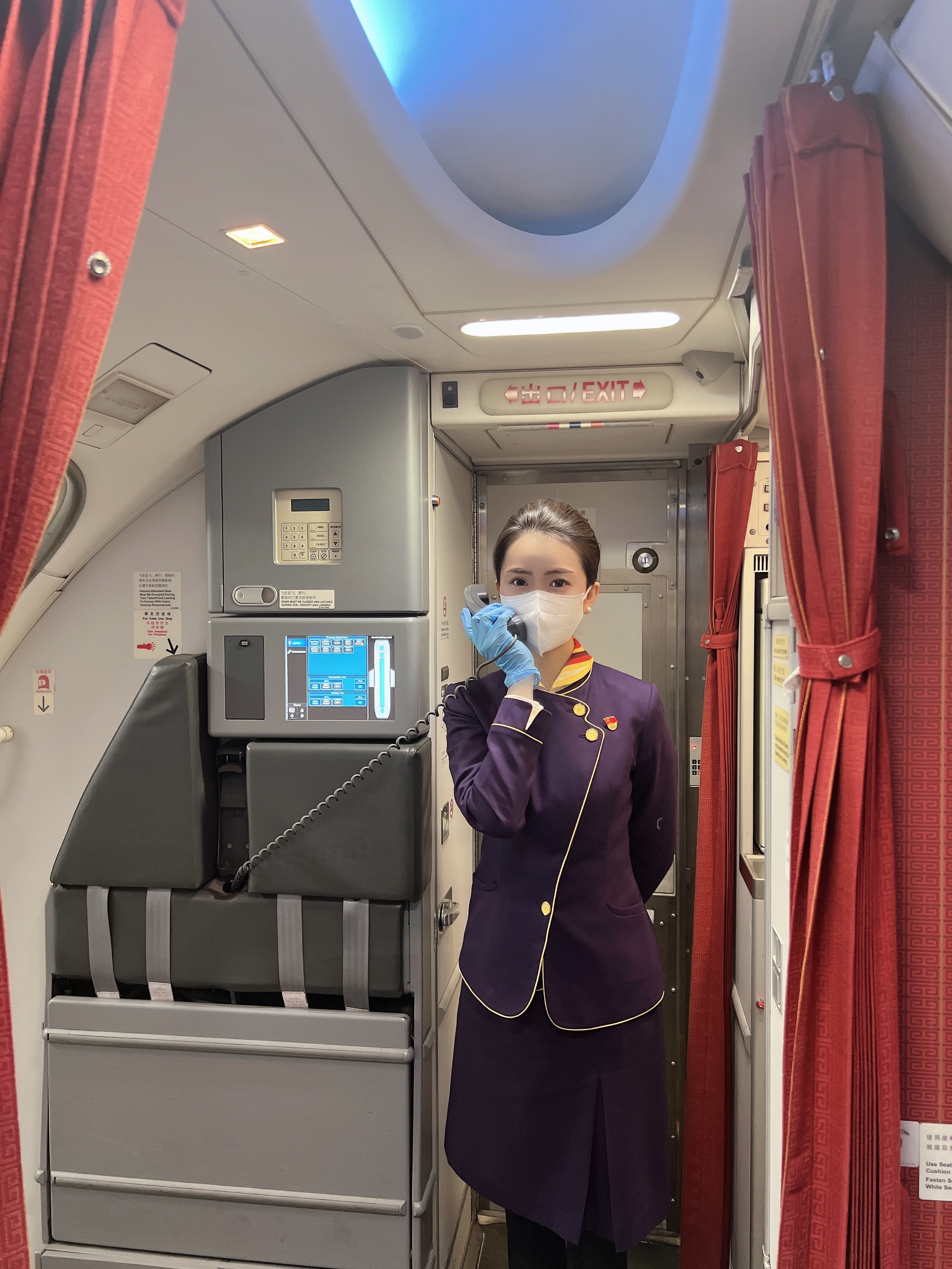 乌鲁木齐航空乘务员冯荟：云端坚守 为旅客提供有温度的服务