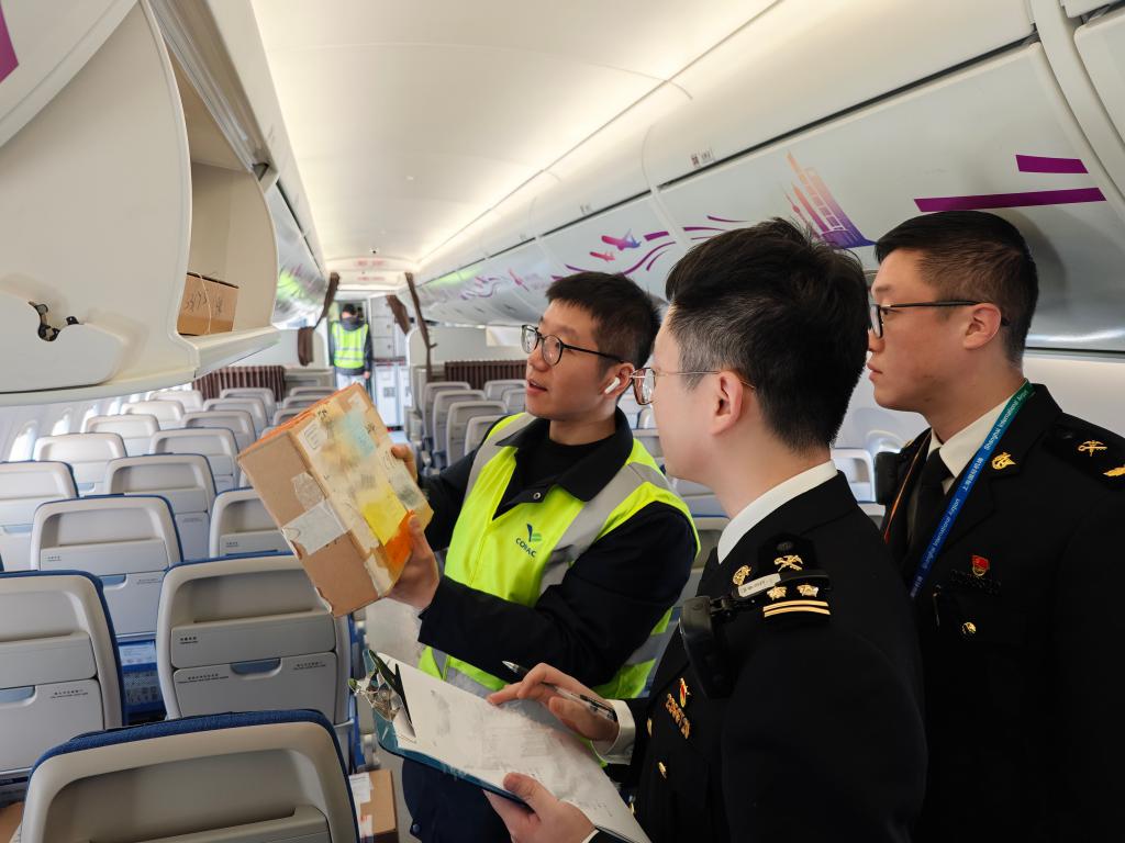 上海海关保障国产 C919 飞机首次出境参加航展