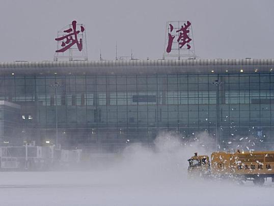 迎战冻雨！武汉天河机场第一架航班顺利进港
