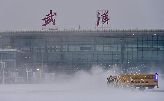 迎战冻雨！武汉天河机场第一架航班顺利进港