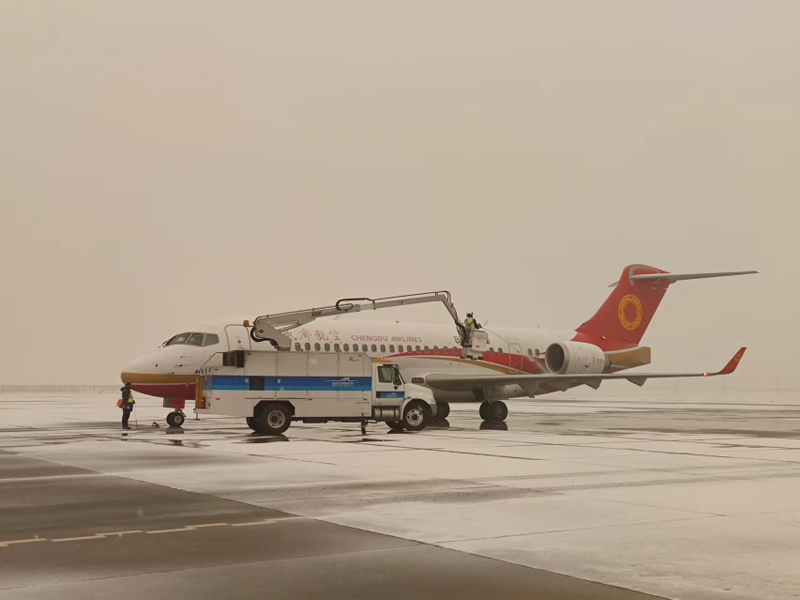 冬日航班守护者│莎车机场全力保障航空器除冰雪工作