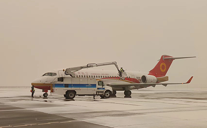 冬日航班守护者│莎车机场全力保障航空器除冰雪工作