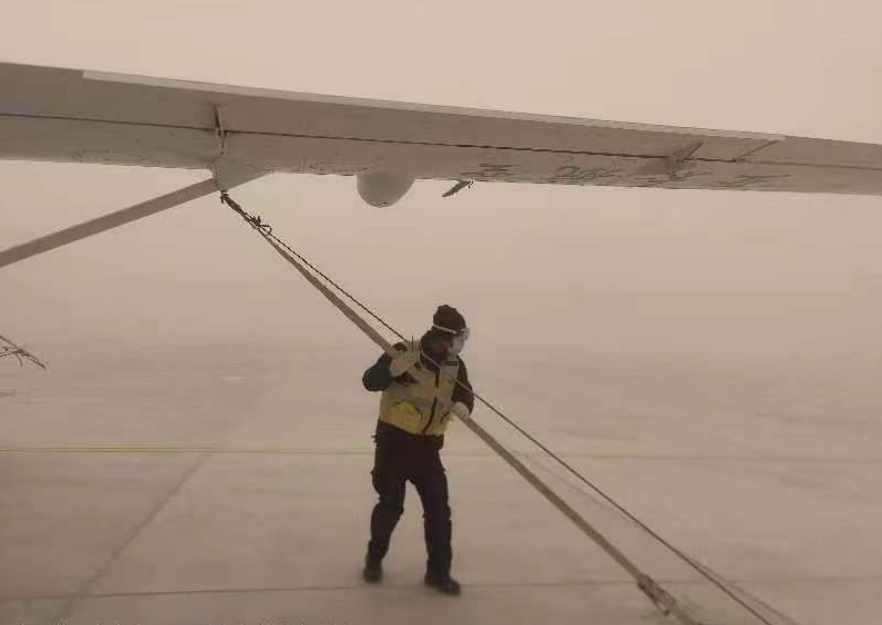 若羌机场妥善处置特强沙尘暴天气