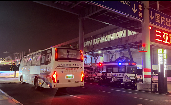 三亚机场增设电子智能限高杆 助力旅客安全出行