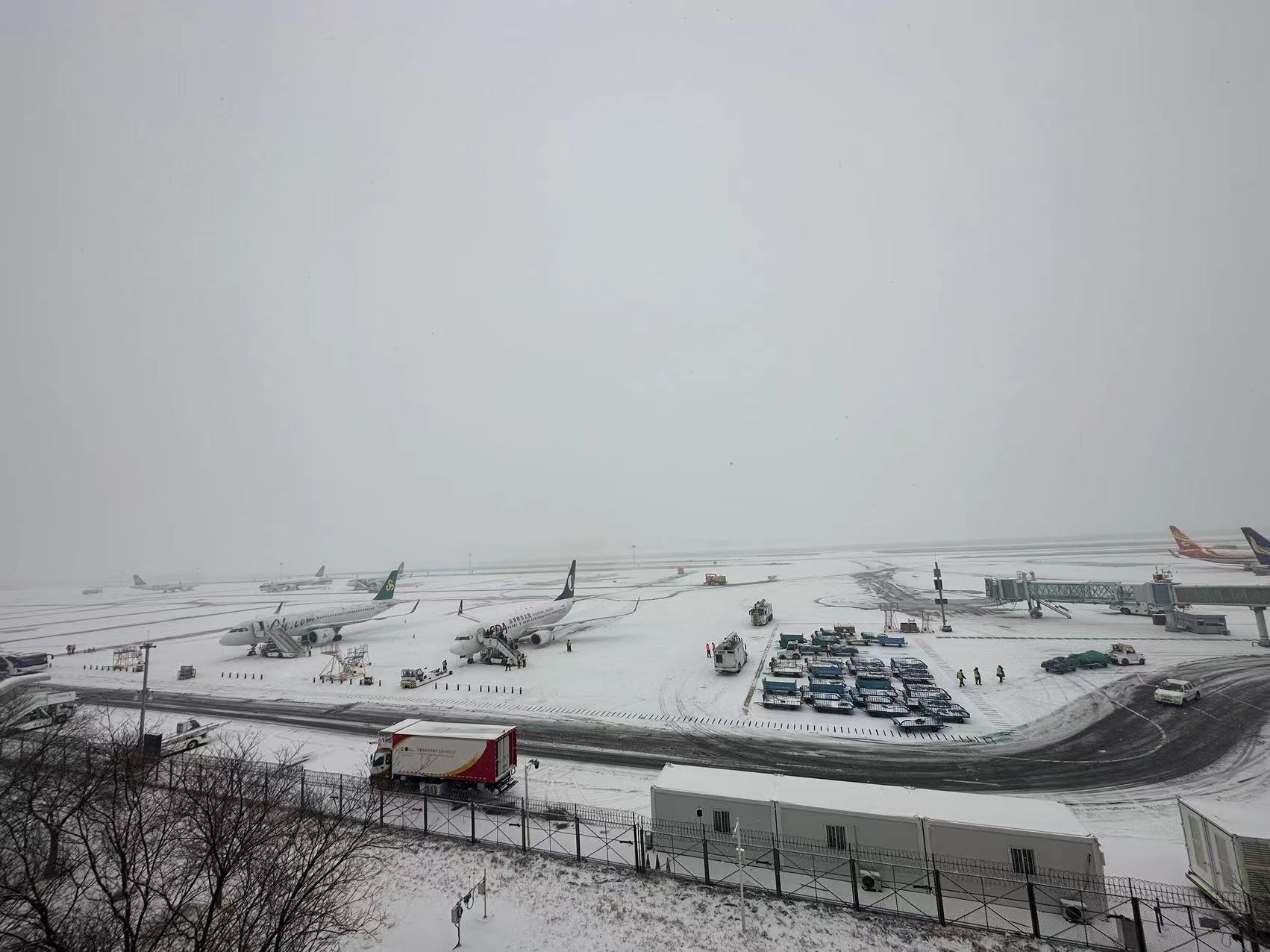 甘肃空管分局管制运行部区域一室迎战冰雪天气