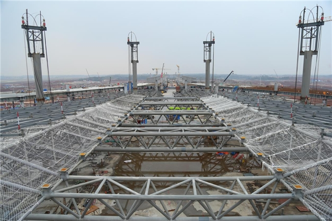 按下复工复产“快进键” 长沙机场T3航站楼第三块屋面钢网架结构顺利提升