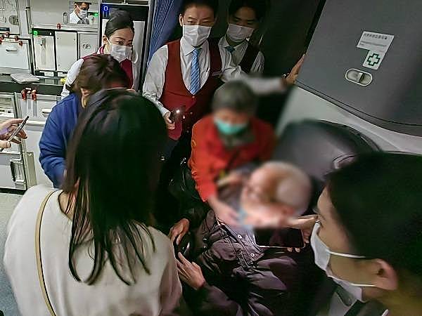 机上老年旅客卡痰呼吸困难，南航乘务组与医护联手成功救助